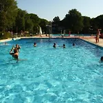 아파트 Cozy With Terrace And Shared Pool 비비오네