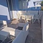 아파트 Cozy With Terrace And Shared Pool